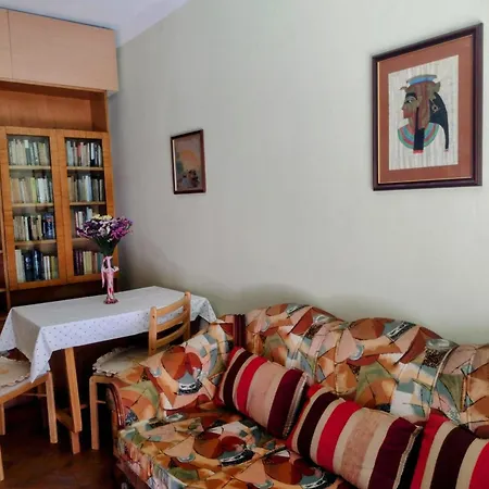 Era Echoes - Preserved Historical Apartment